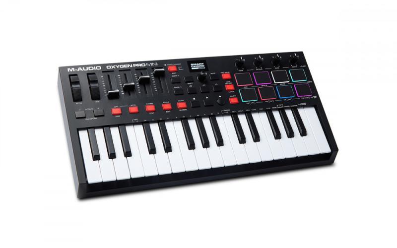 M-Audio MIDI kontroler, 32 kláves, 8 padů, 4 otočné a 4 posuvné potenciometry, OLED