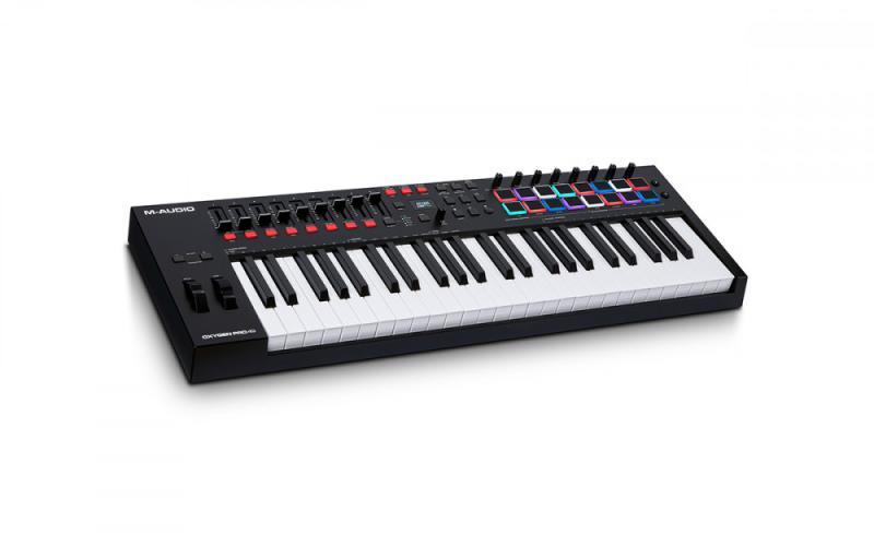 M-Audio USB/MIDI kontroler, 49 kláves, 16 padů, 8 otočných, 9 faderů, OLED