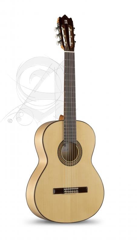 Alhambra Kytara 3 F Masivní smrkové dřevo, fíkovník, indický palisandr, průhledný pickguard.