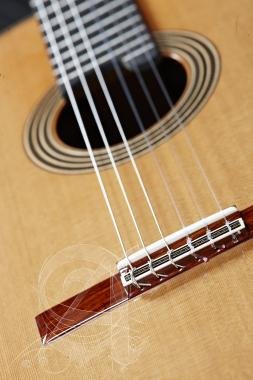 Alhambra ALH-Linea Profesional + caseAlhambra Gitár Línea Profesional, Cédrus, tömör indiai rózsafa,