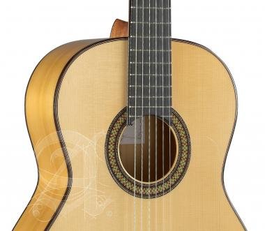 Alhambra ALH-7FcAlhambra Gitár Német lucfenyő, tömör ciprusfa, ébenfa fogólap, átlátszó pick guard.