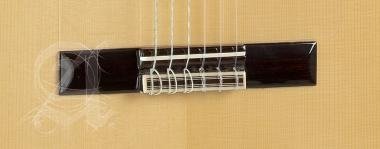 Alhambra ALH-7FcAlhambra Gitár Német lucfenyő, tömör ciprusfa, ébenfa fogólap, átlátszó pick guard.