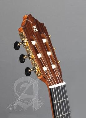 Alhambra ALH-8FcAlhambra Gitár Német lucfenyő, tömör ciprusfa, ébenfa fogólap, átlátszó pick guard.