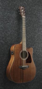 Ibanez AW típusú elektroakusztikus gitár, kivágással, natúr színben. Beépített elektronika, hangológ