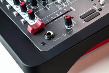 Allen&Heath AH-ZEDI8 kisformátumú keverő, 2 monó/2 sztereó csatorna, 24/96 USB 2X2