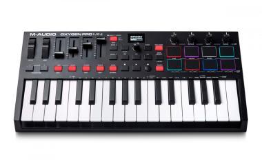 M-Audio Oxygen Pro Mini USB/MIDI vezérlő, 32 billentyű, 8 dobpad, 4 forgó-, 4 tolópotméter, OLED