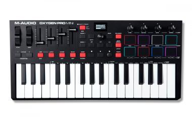 M-Audio Oxygen Pro Mini USB/MIDI vezérlő, 32 billentyű, 8 dobpad, 4 forgó-, 4 tolópotméter, OLED