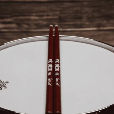 Vic Firth SDW Dave Weckl Signature szériás hickory dobverő, hordó fejtípus, hossz: 413mm - átmérő: 14,2mm, bordó