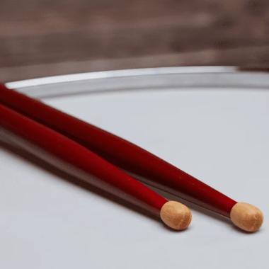 Vic Firth SDW Dave Weckl Signature szériás hickory dobverő, hordó fejtípus, hossz: 413mm - átmérő: 14,2mm, bordó