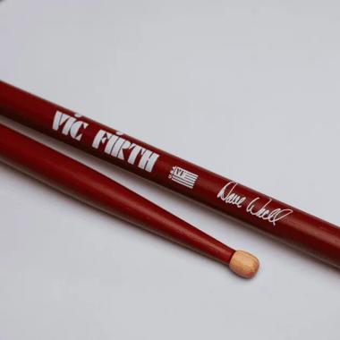 Vic Firth SDW Dave Weckl Signature szériás hickory dobverő, hordó fejtípus, hossz: 413mm - átmérő: 14,2mm, bordó