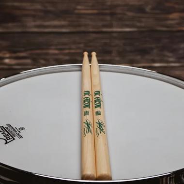 Vic Firth SBG Benny Greb Signature szériás hickory dobverő, csepp fejtípus, hossz: 406,4mm - átmérő: 15,1mm