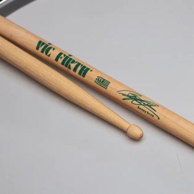 Vic Firth SBG Benny Greb Signature szériás hickory dobverő, csepp fejtípus, hossz: 406,4mm - átmérő: 15,1mm