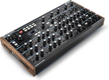 Novation Peak nyolcszólamú polifonikus szintetizátor