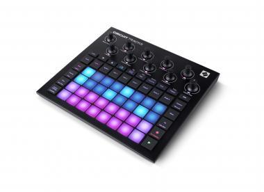 Novation Circuit Tracks rács alapú groovebox, 32 RGB pad, 28 RGB gomb, USB-C aljzat