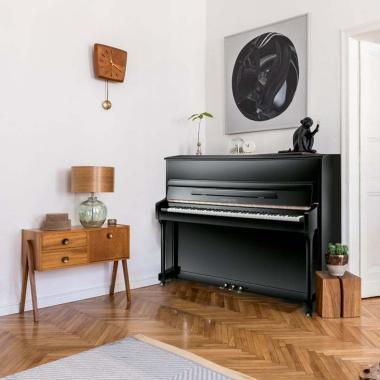 Pearl River UP118M Ebony+B Akusztikus pianinó, 88 billentyű, 118cm magas, fekete, zongoraszékkel