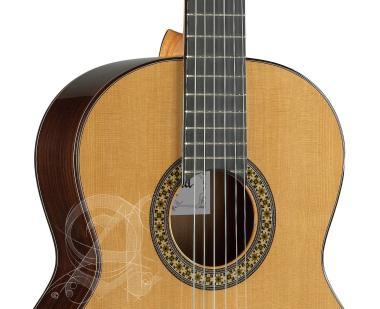 Alhambra ALH-4P + case Gitár 4P Cédrus, indiai rózsafa, ébenfa fogólap, tokkal