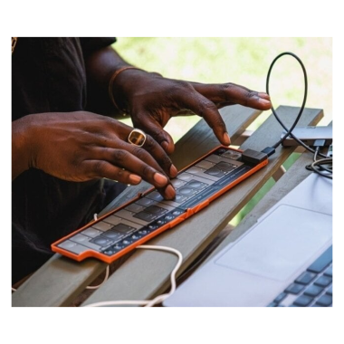 KORG KG-NKEYFDBK 25 billentyűs, USB MIDI-vezérlő, fekete, összehajtható