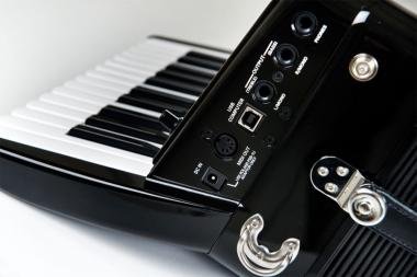 Roland FR-1X BK digitális tangóharmonika beépített hangszóróval - fekete