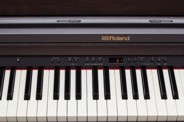 Roland RP501R-CR digitális zongora 2 hangszórós PHA-4 billentyűzet,72 ritmus, szekrényes - modern ró
